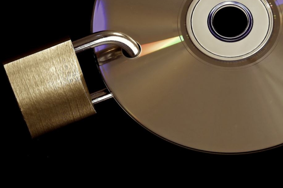 南京錠の付いた金色のディスク