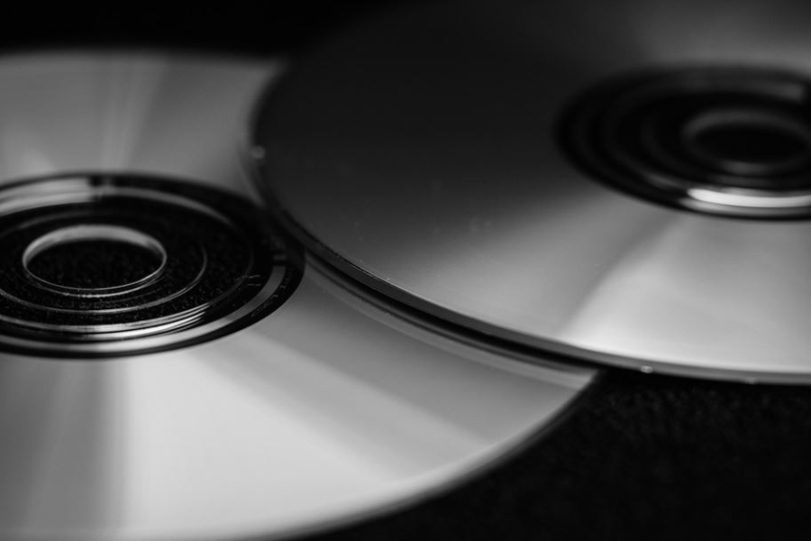 モノクロの2枚のブルーレイディスク