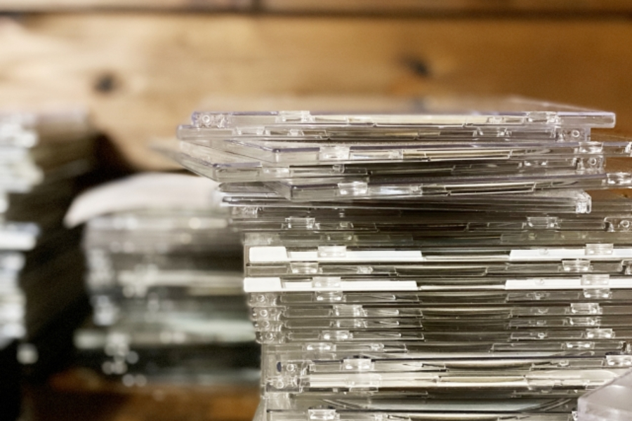 積み重ねられた大量のケース入りブルーレイディスク