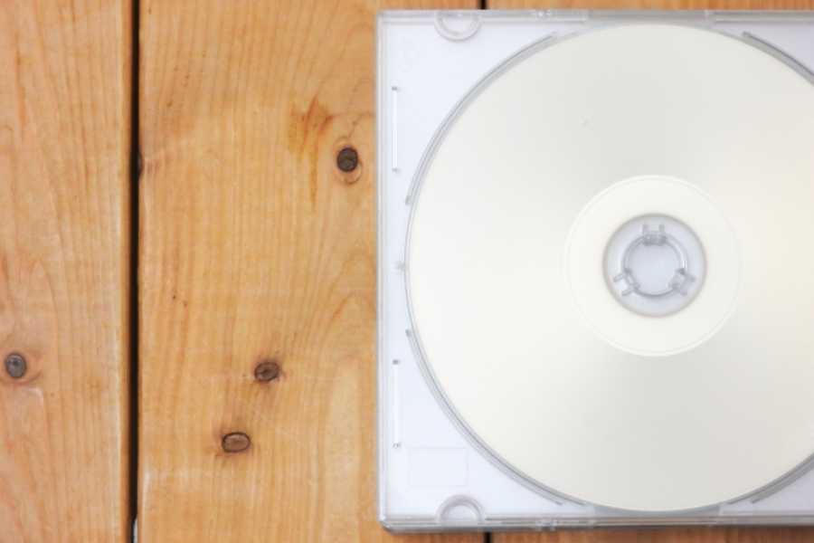 木製のテーブルの上のケース入りブルーレイディスク