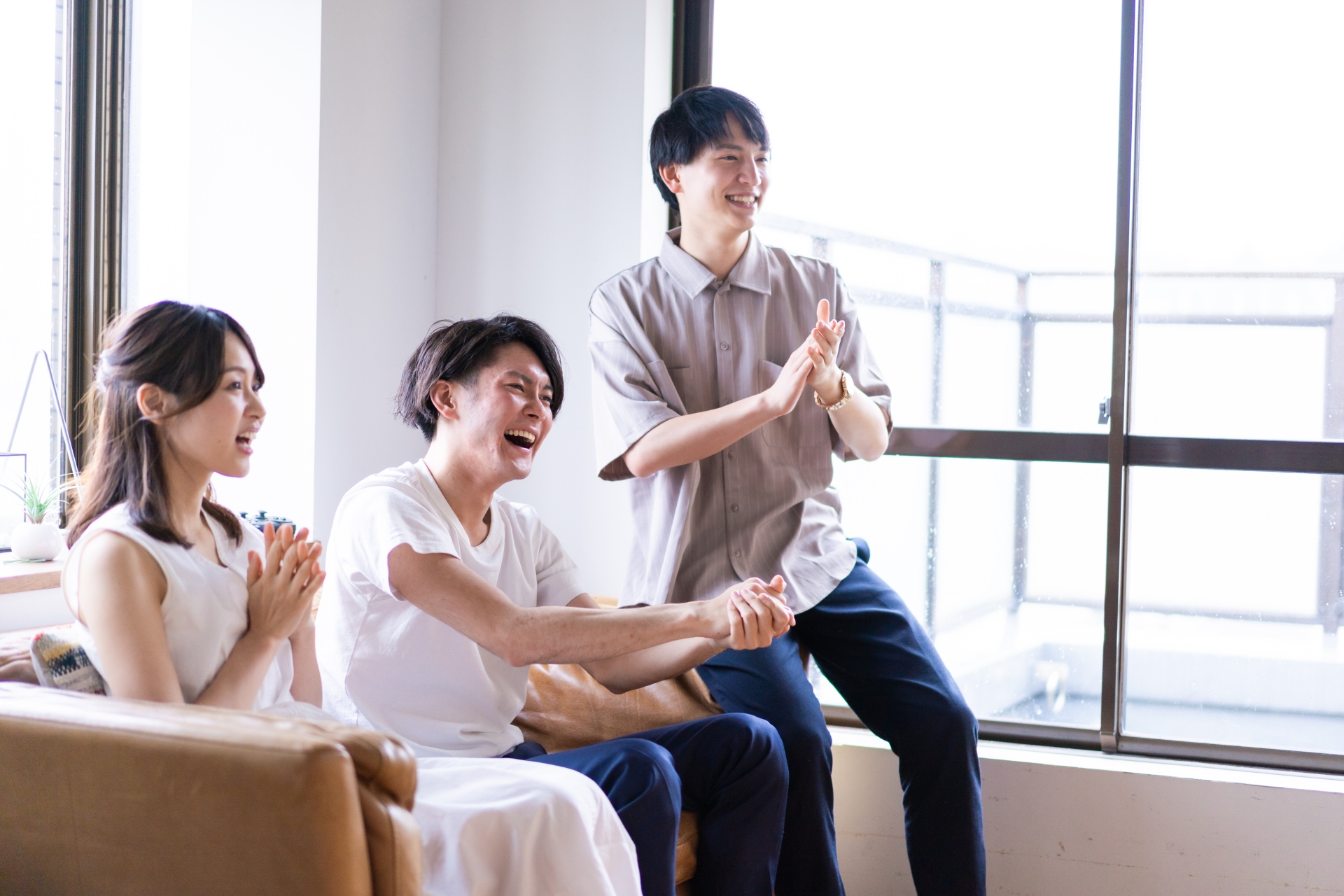 マンションでホームシアターを楽しんでいる住人