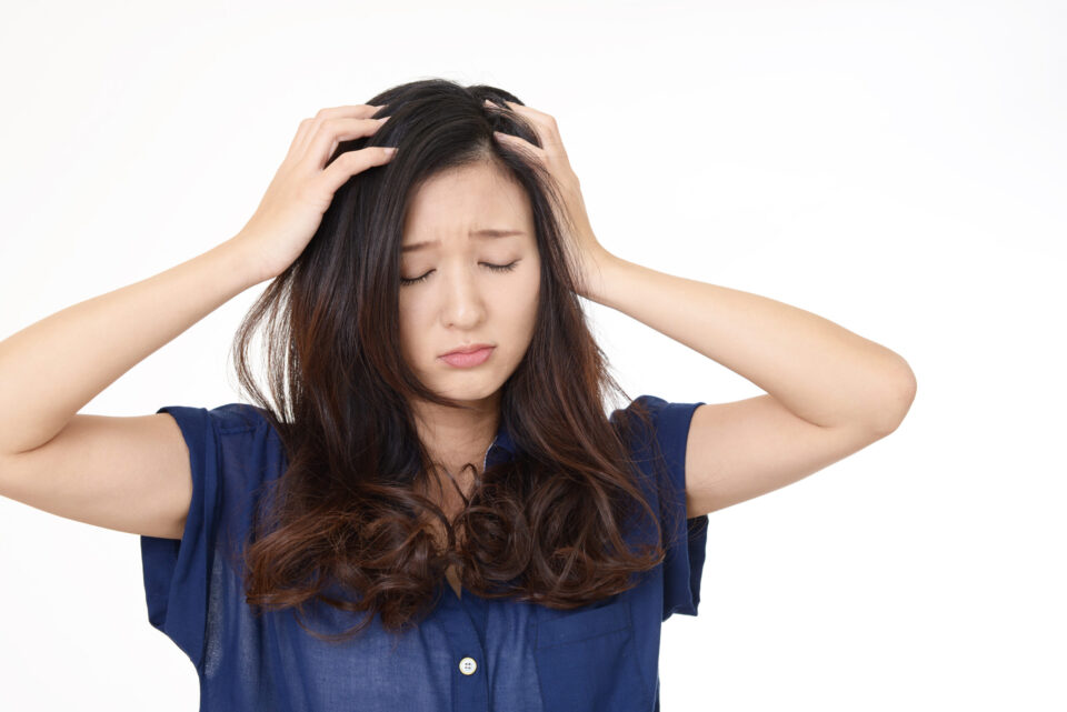 ブルーレイディスクの読み込みができないことで悩む女性