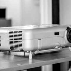 テレビの代わりにプロジェクターを使うメリットはある？